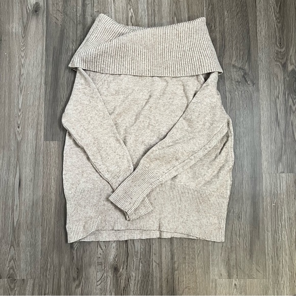 Seven Sister off shoulder sweater - Picture 5 of 5